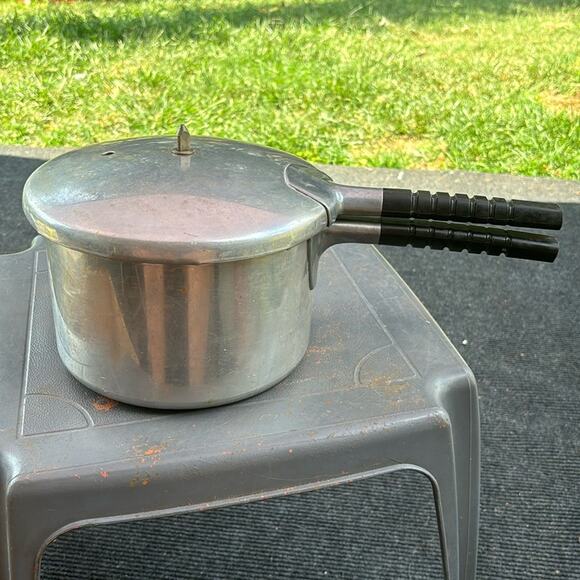 Vintage 6 QT Maid of Honor Pressure Cooker with Seal - Picture 1 of 6
